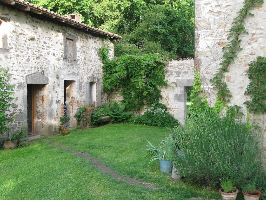 Le Domaine De Panissac Bed & Breakfast Berneuil  Bagian luar foto